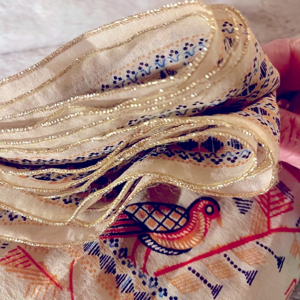 Jim Renoir - Vintage Italian Designer Scarf with gold thread trim​ - Picture 12 of 12